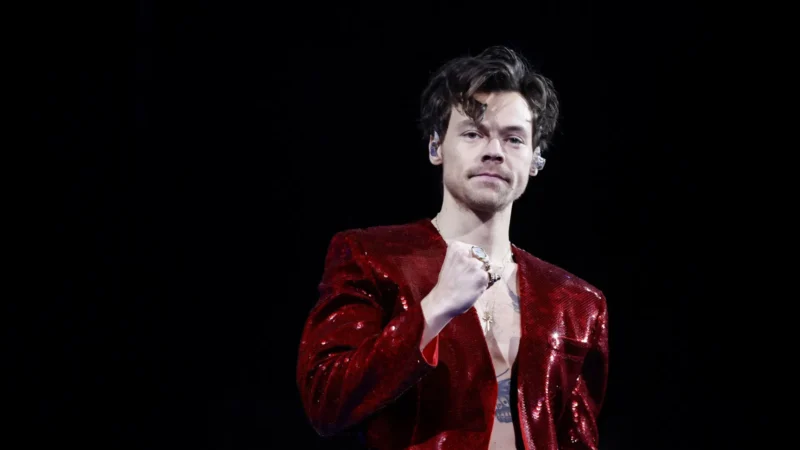 Novo amor? Harry Styles é visto aos beijos com mulher ‘misteriosa’