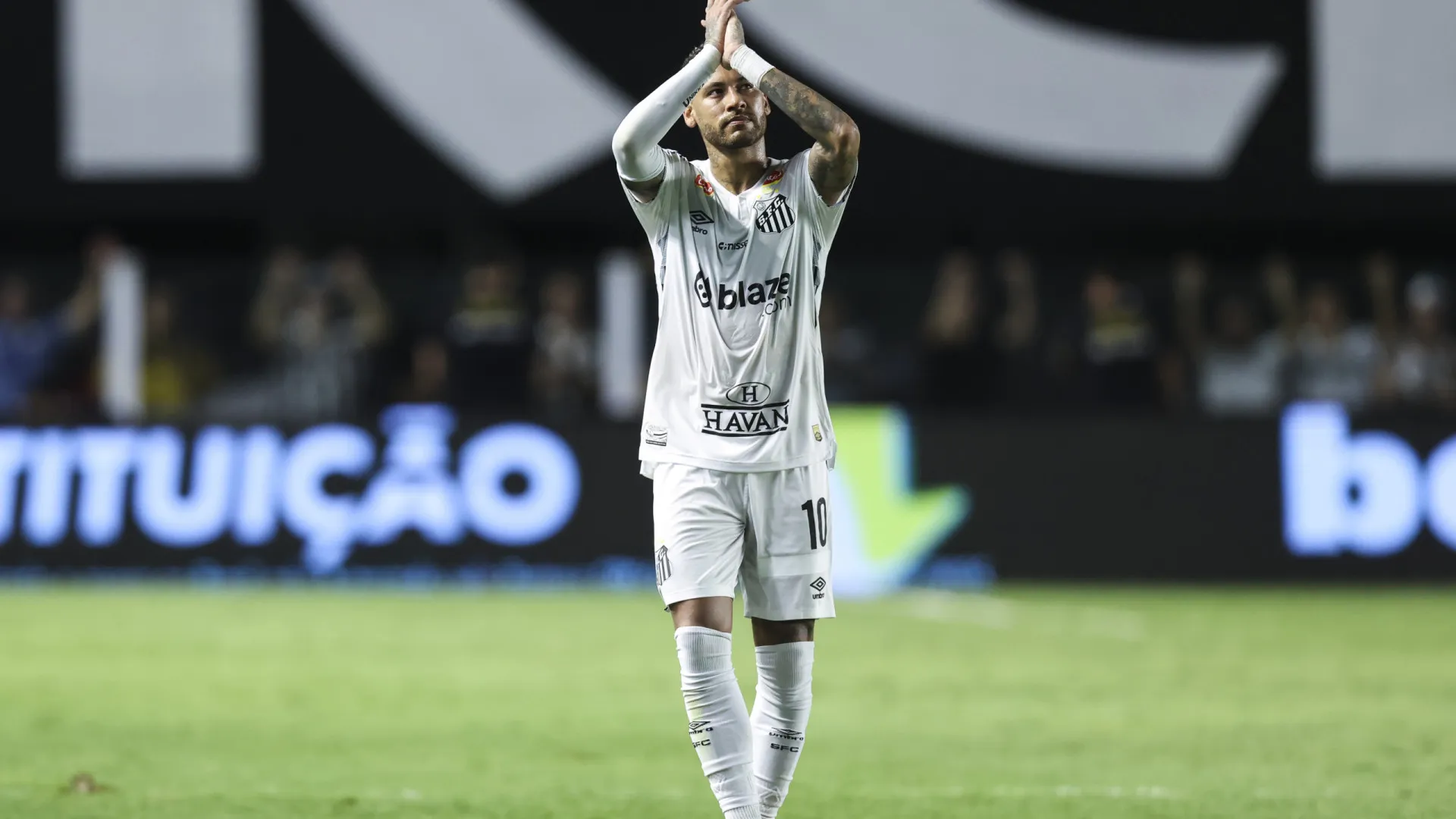 Santos vence amistoso em noite inspirada de Neymar; invasões forçam fim