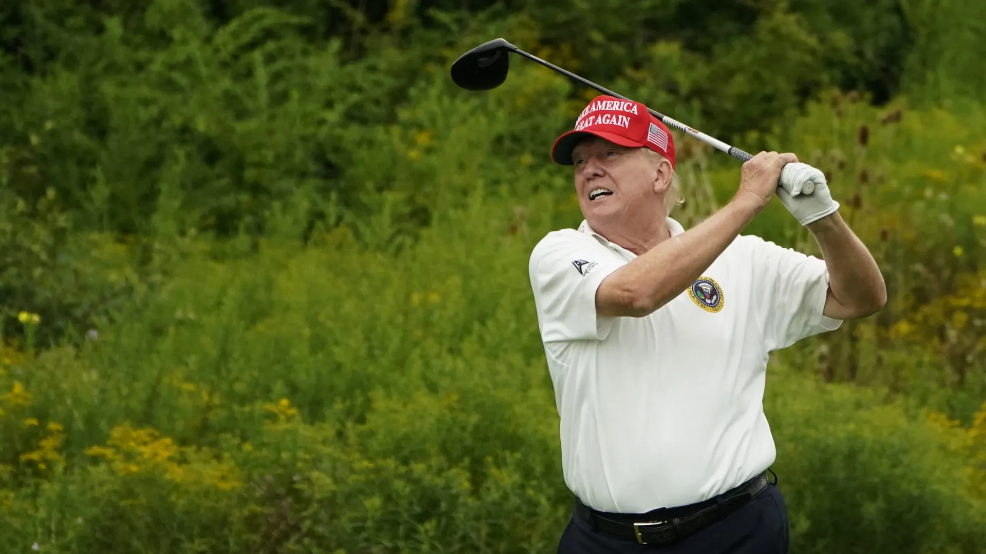 Donald Trump é flagrado em suposta trapaça durante partida de golfe