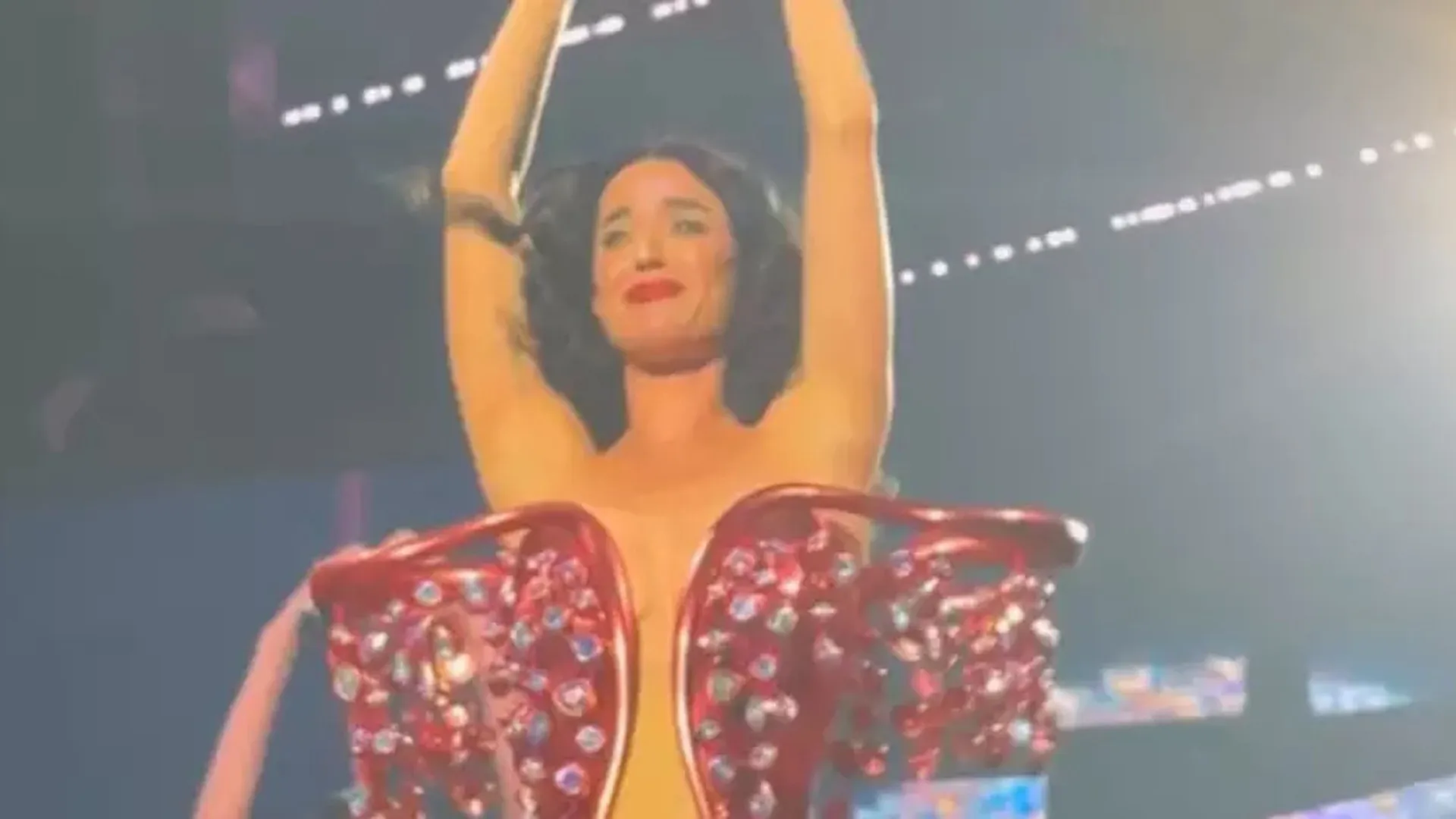Katy Perry chora em show após rumores de separação de Orlando Bloom