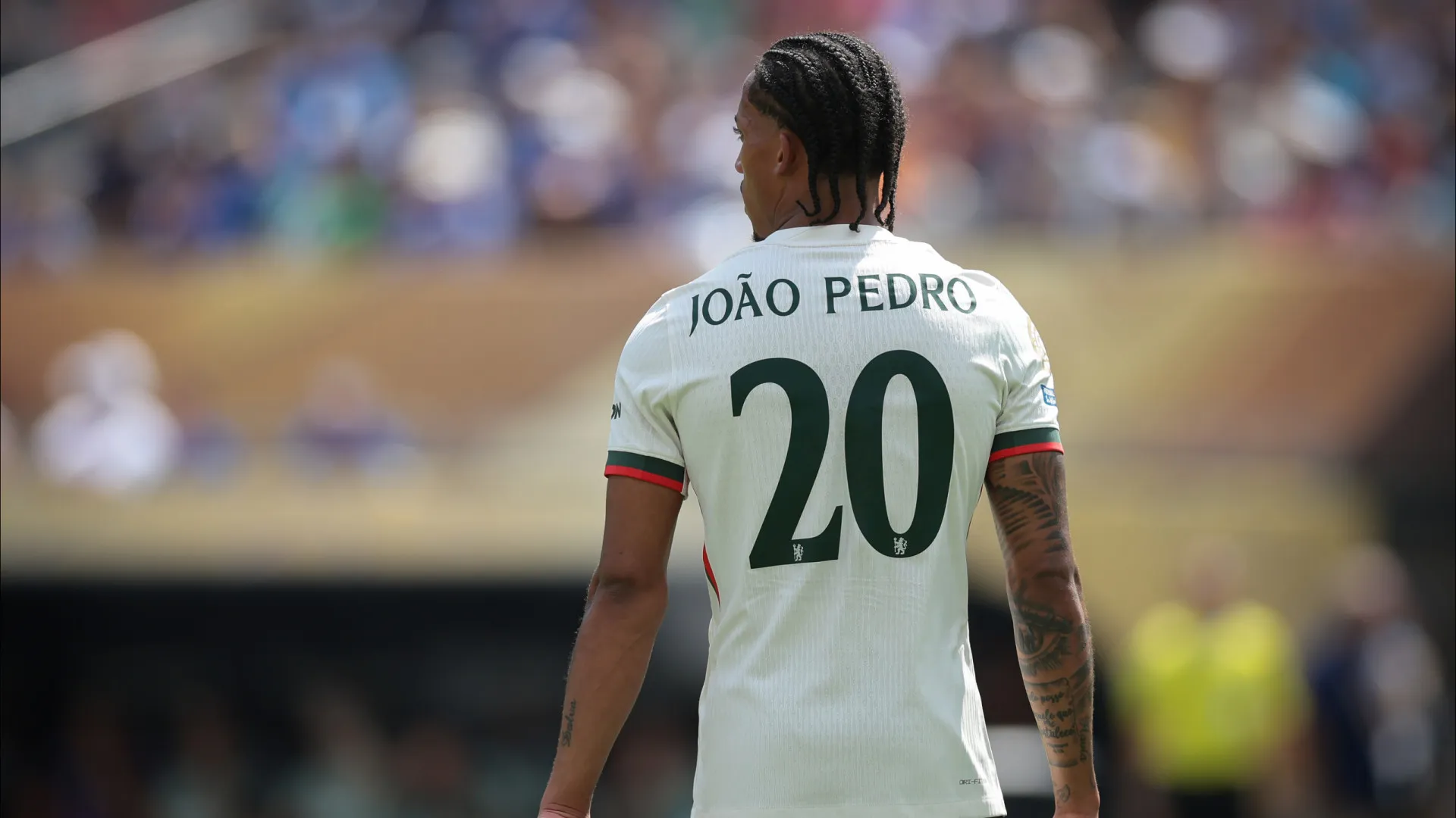 João Pedro evita festa em campo, mas celebra primeiro grande momento no Chelsea