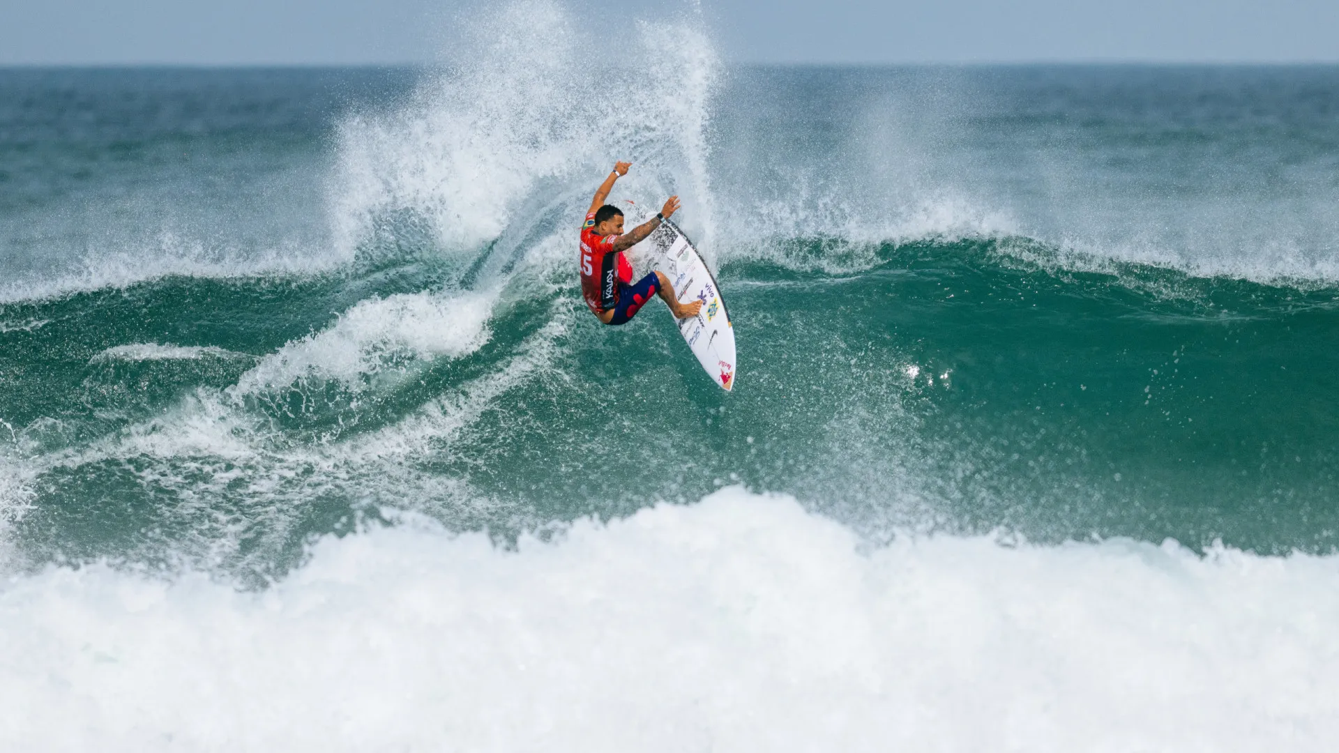 Italo avança às oitavas após tubarão paralisar etapa de surfe em J-Bay