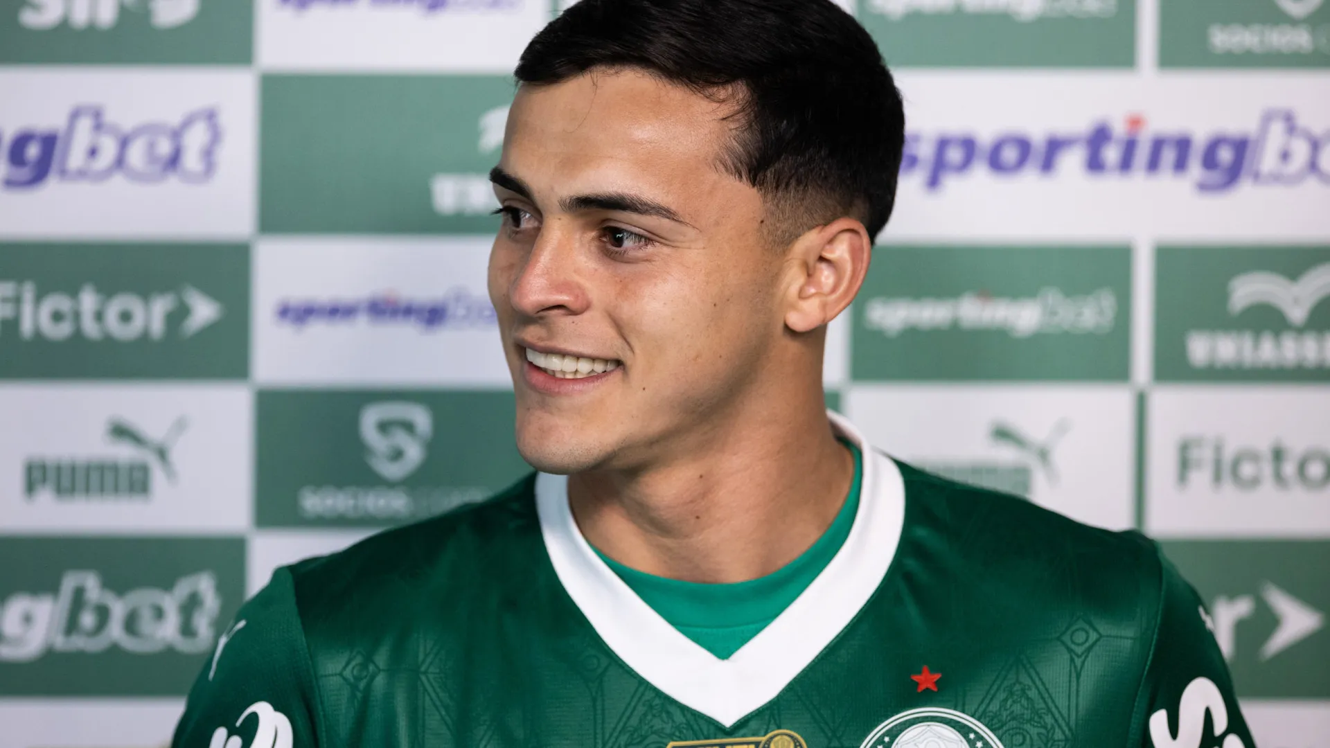 Reforço do Palmeiras cita jogo contra Chelsea e explica saída da Inglaterra