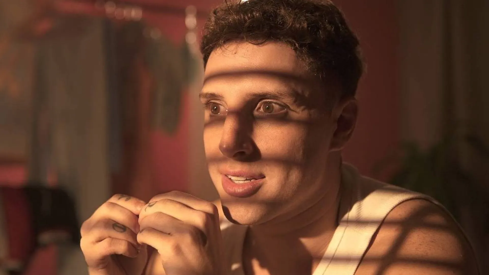 ‘Não estudei para ser um ator gay, sou ator’, diz Diego Martins, agora também cantor