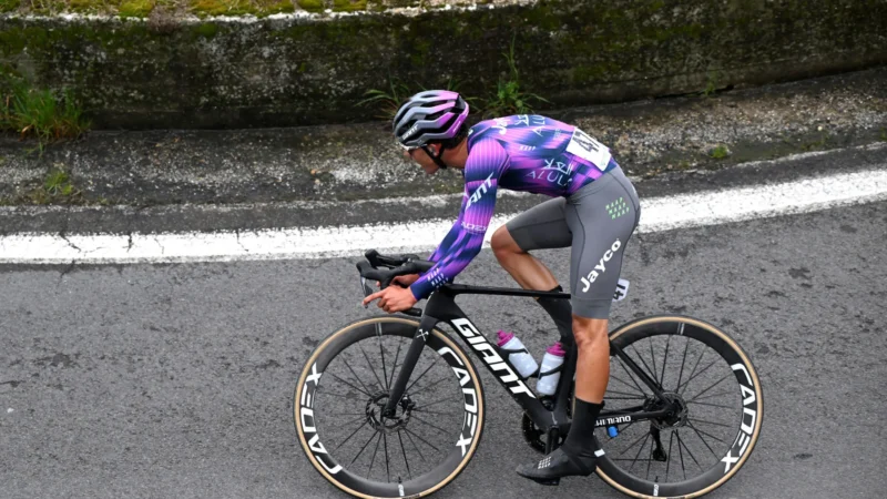 Ciclista de 19 anos morre após cair e bater com cabeça em prova