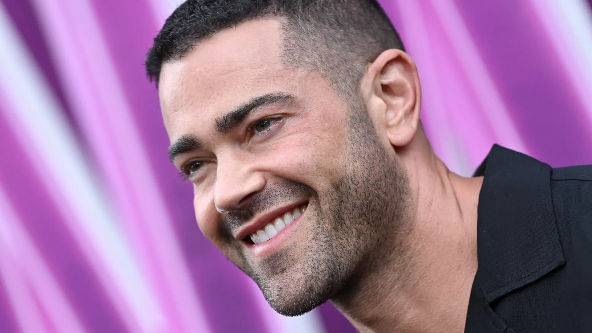 Ator diz que perdeu papel em série por ser bonito demais