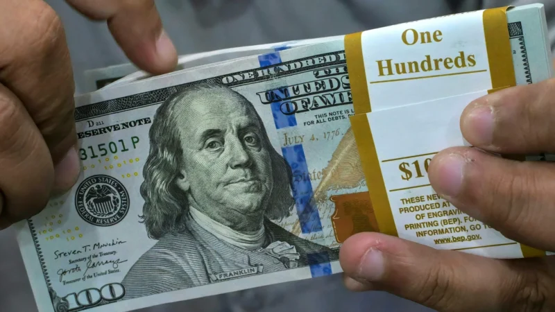 Dólar sobe por exterior e cautela com tarifas, após abrir em queda