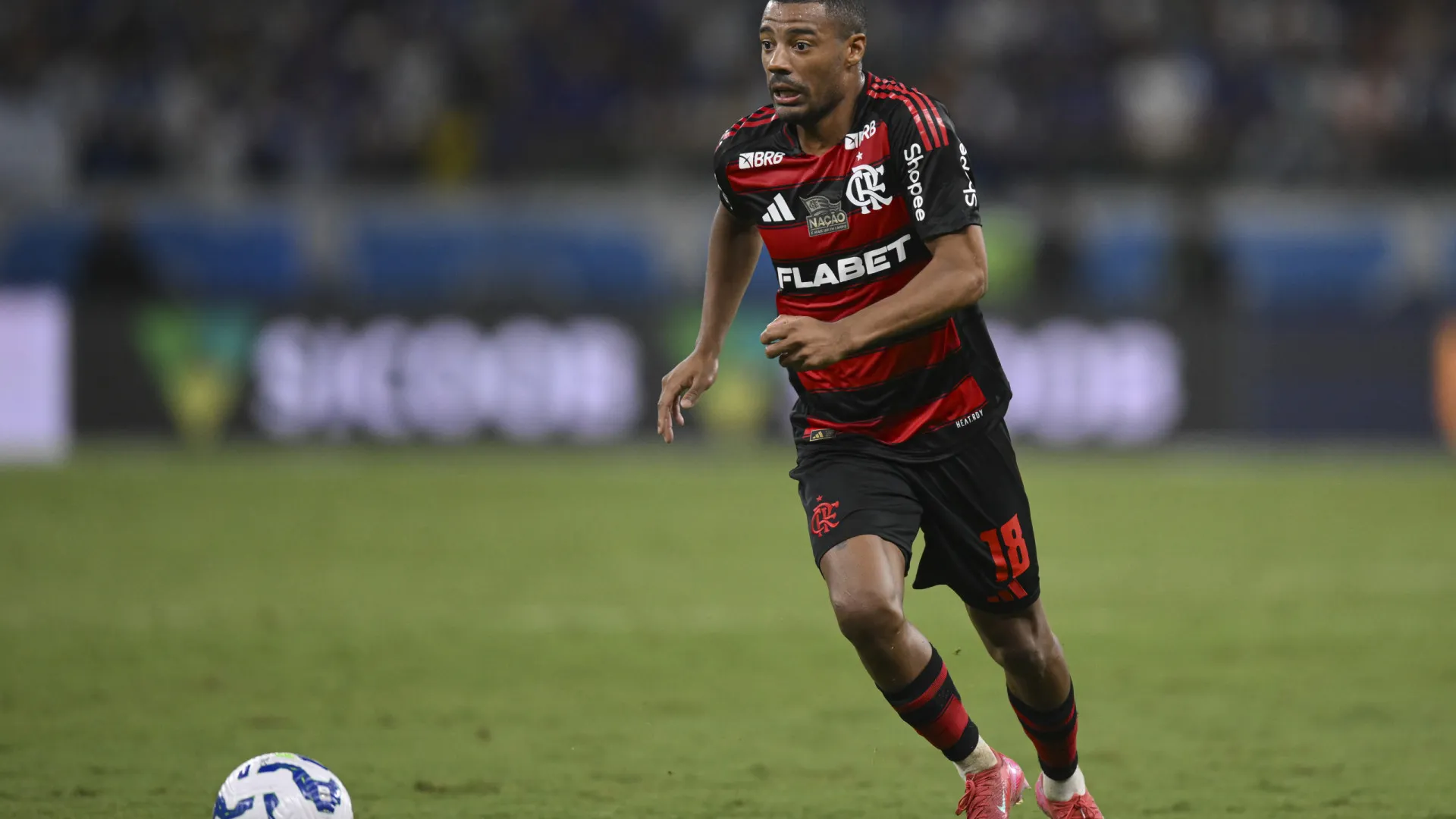 Chefe médico do Flamengo expõe De la Cruz em grupo