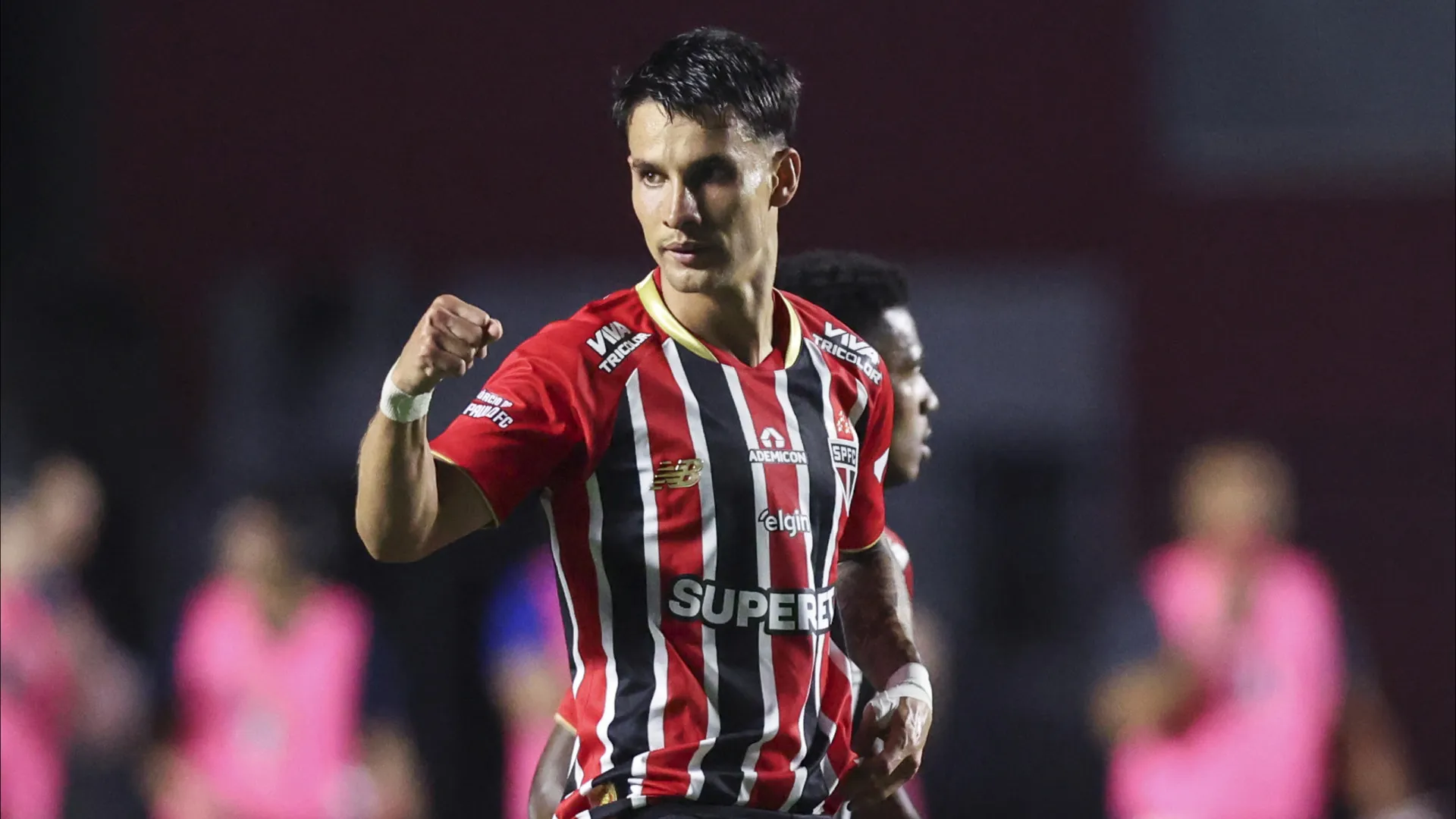 Ferreirinha encanta, Luciano decide de novo, e São Paulo vence o Juventude