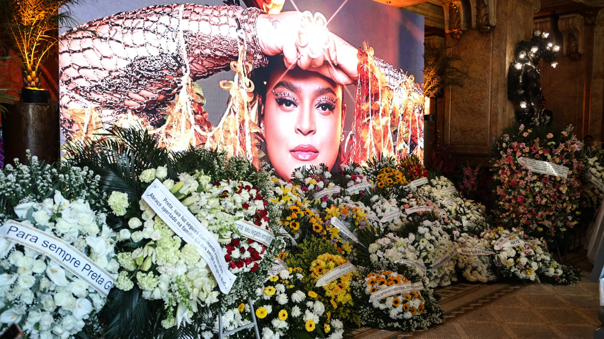 Famosos, fãs e amigos se despedem de Preta Gil no Rio de Janeiro