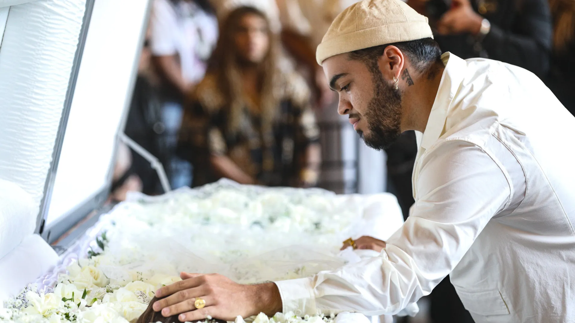 Filho de Preta Gil se despede da cantora durante velório