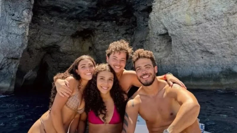 Filhos de Ronaldo Fenômeno posam juntos durante férias na Espanha