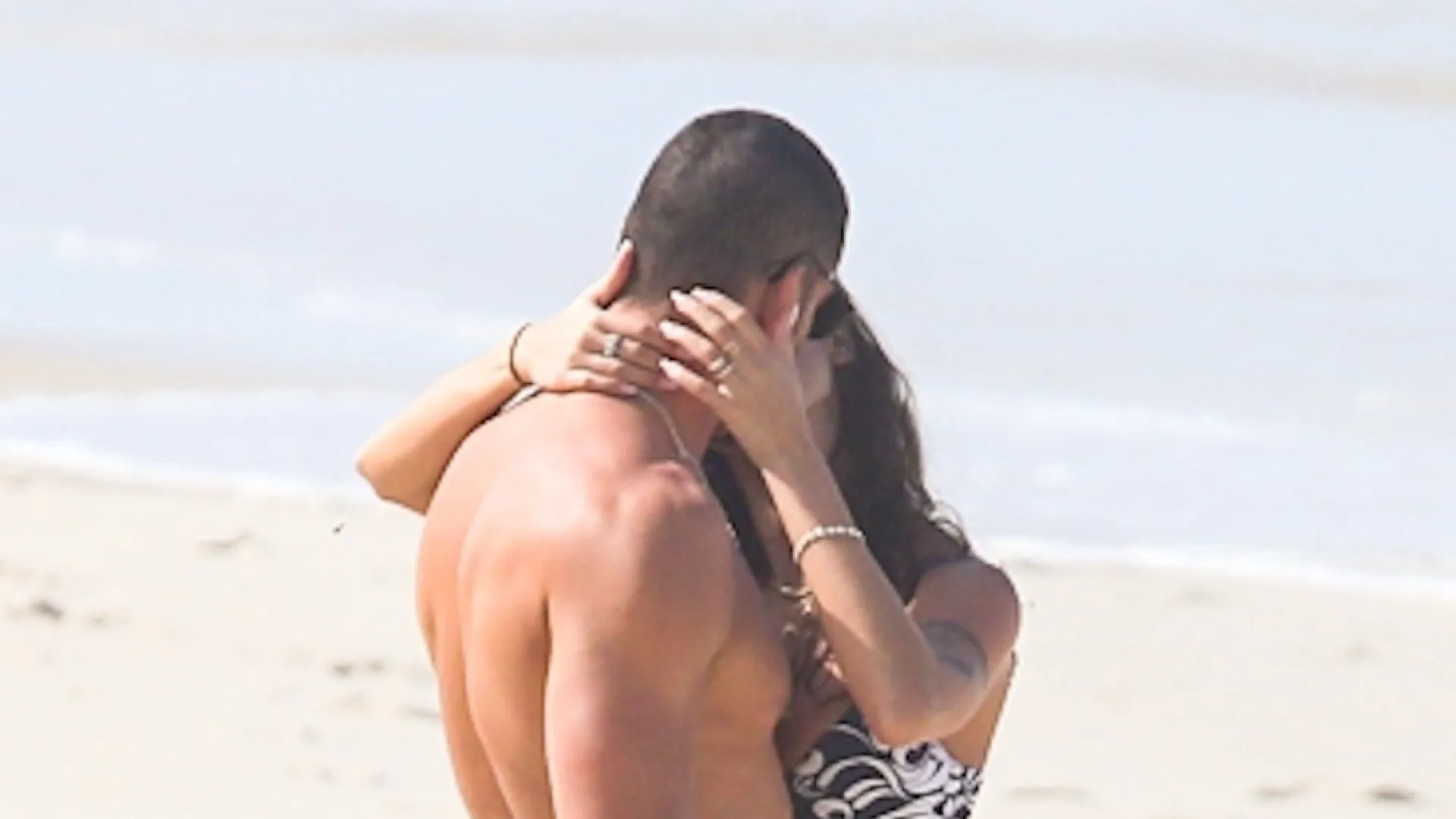 Cauã Reymond é flagrado aos beijos com nova namorada no Rio