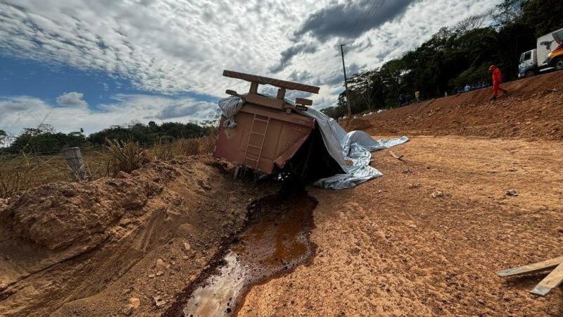 Caminhão-tanque tomba na MT-419 e motorista morre preso às ferragens em Novo Mundo