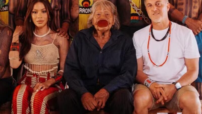Anitta e Luciano Huck visitam cacique Raoni em aldeia no Xingu e participam de ritual indígena