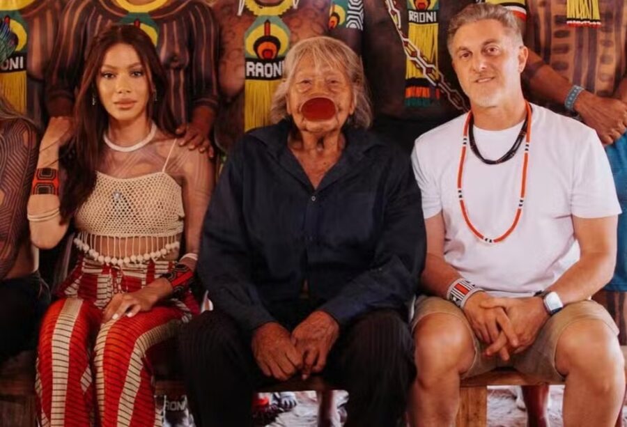 Anitta e Luciano Huck visitam cacique Raoni em aldeia no Xingu e participam de ritual indígena