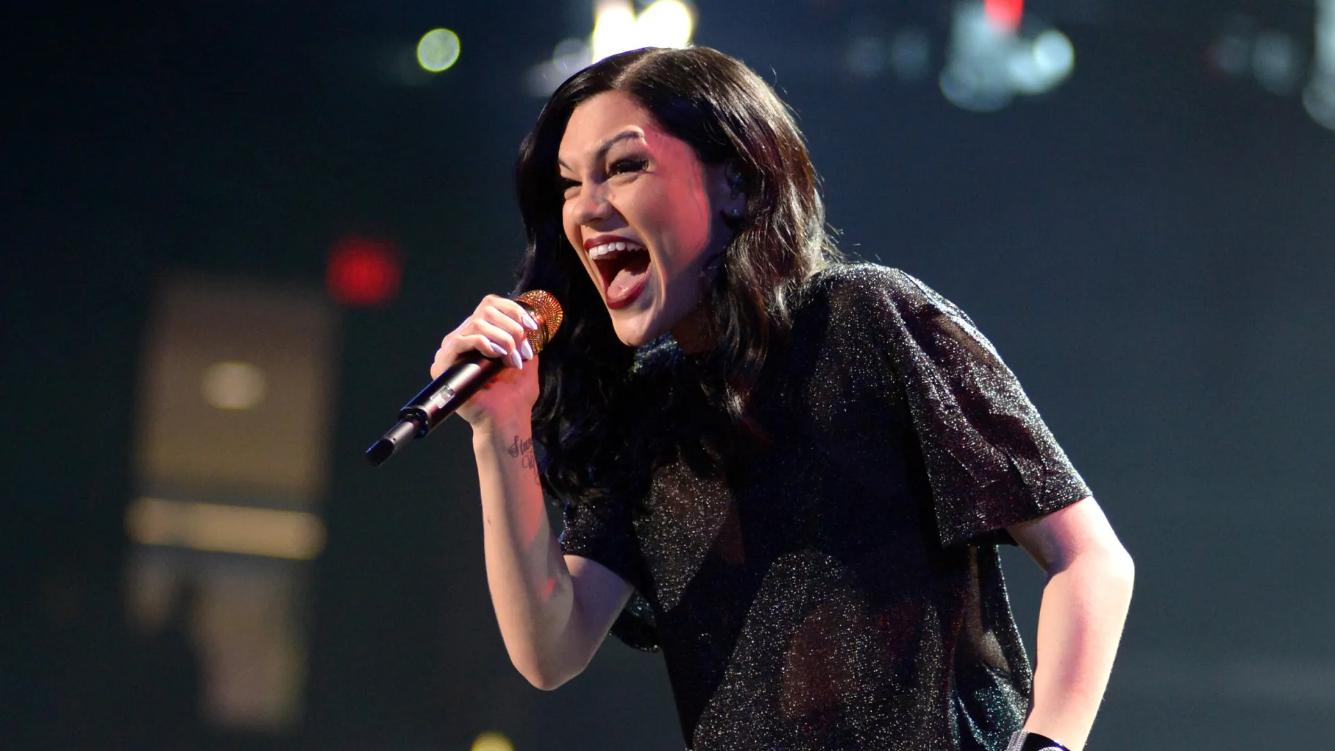 Jessie J anuncia nova cirurgia e mantém otimismo na luta contra o câncer