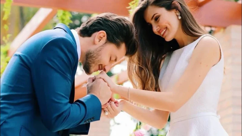 Camila Queiroz e Klebber Toledo anunciam sexo do bebê