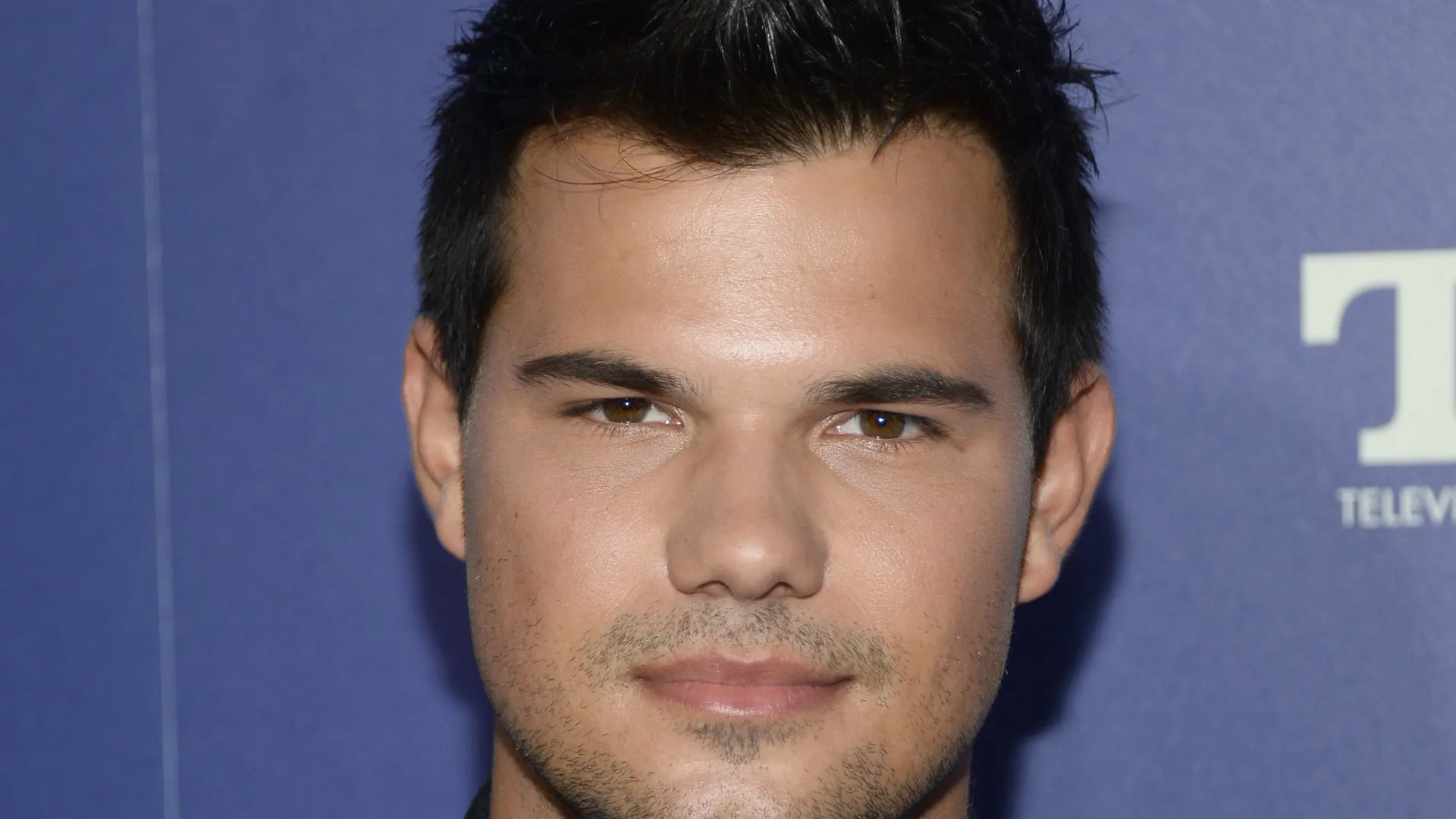 Ex-namorado reage ao noivado de Taylor Swift com Travis Kelce