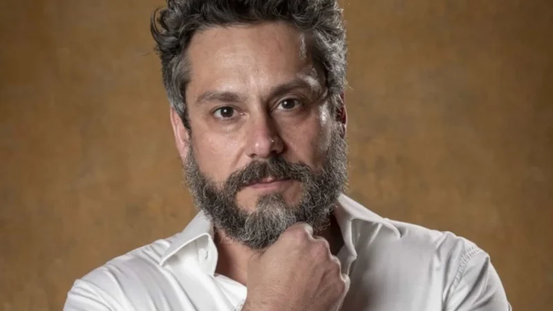 Alexandre Nero fala sobre morte precoce dos pais e impacto da paternidade em sua vida
