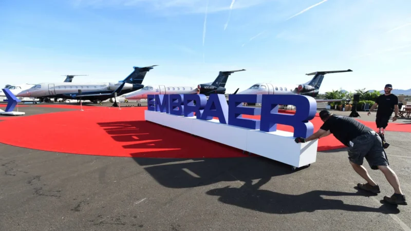 Embraer descarta demissões no Brasil e negocia tarifa zero nos EUA