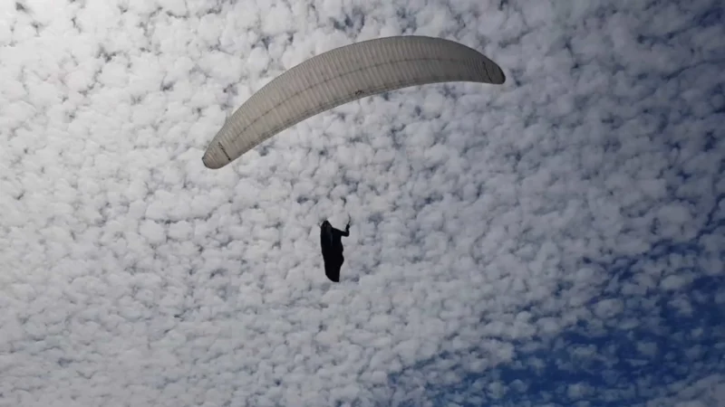 Casal morre após queda de parapente em Niterói, no Rio
