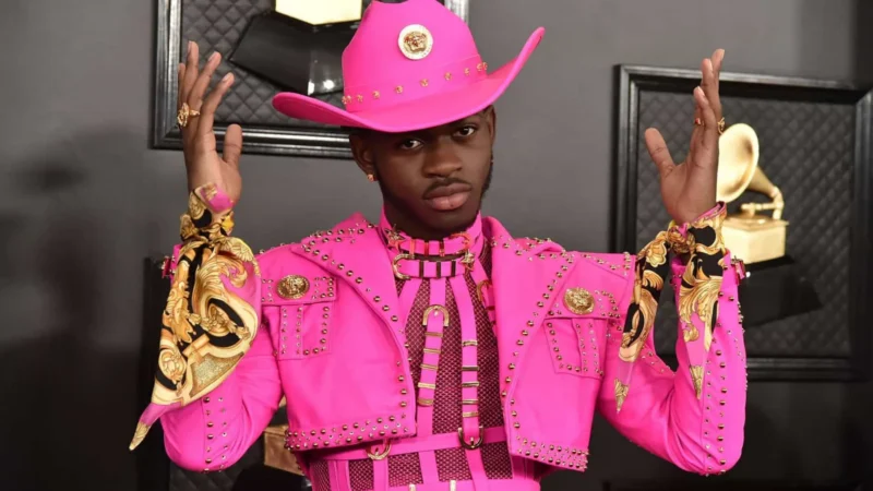 Lil Nas X diz que vai ficar bem após andar nu por ruas de Los Angeles e ser preso