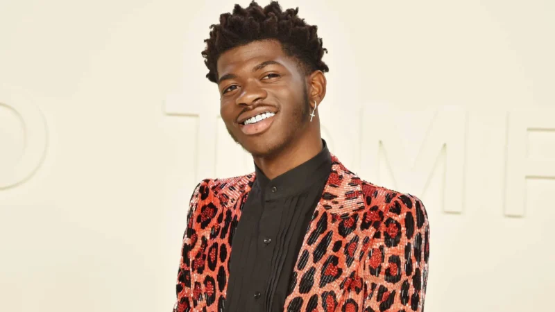 Lil Nas X, do hit ‘Old Town Road’, é flagrado de cueca na rua e internado