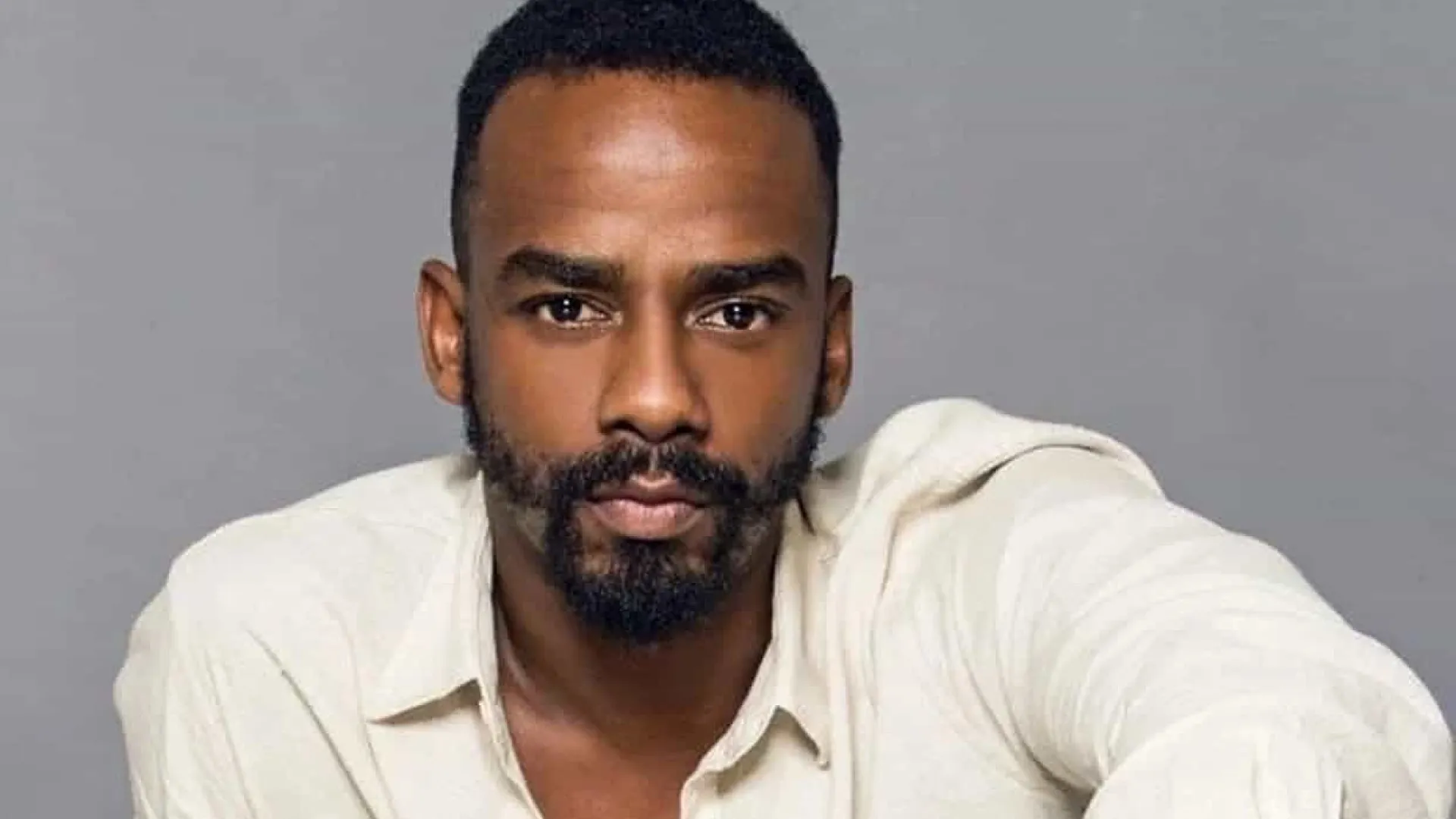 Raphael Logam deixa bandidos da ficção de lado para viver mestre de capoeira em série