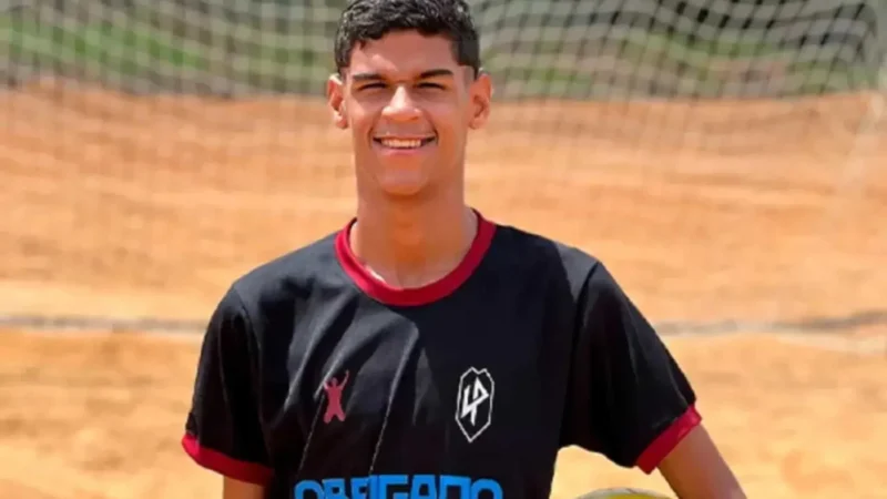 Luva de Pedreiro deixa hospital e se ajoelha em agradecimento