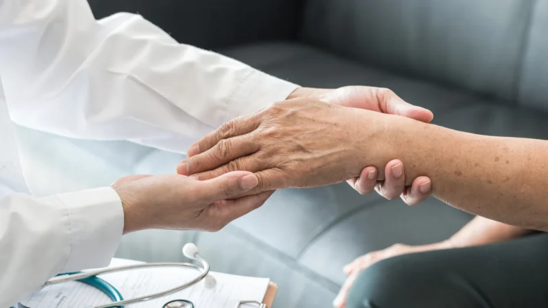 Governo seleciona 501 médicos para áreas vulneráveis com bolsa de até R$ 20 mil