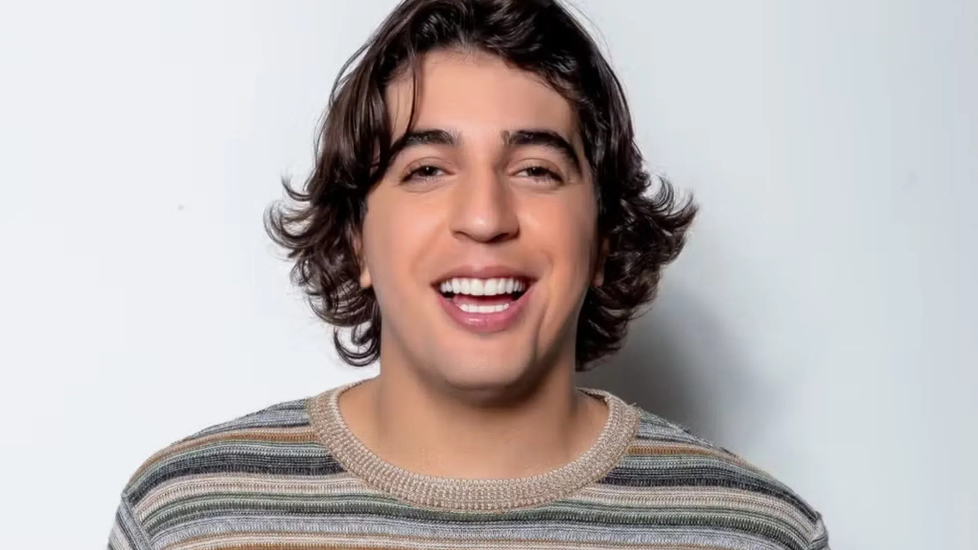 Nattan incentiva que fã traia namorada em show por R$ 1.000; assista