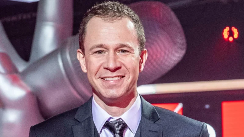Tiago Leifert retorna ao The Voice e diz que é ‘difícil segurar’ a emoção