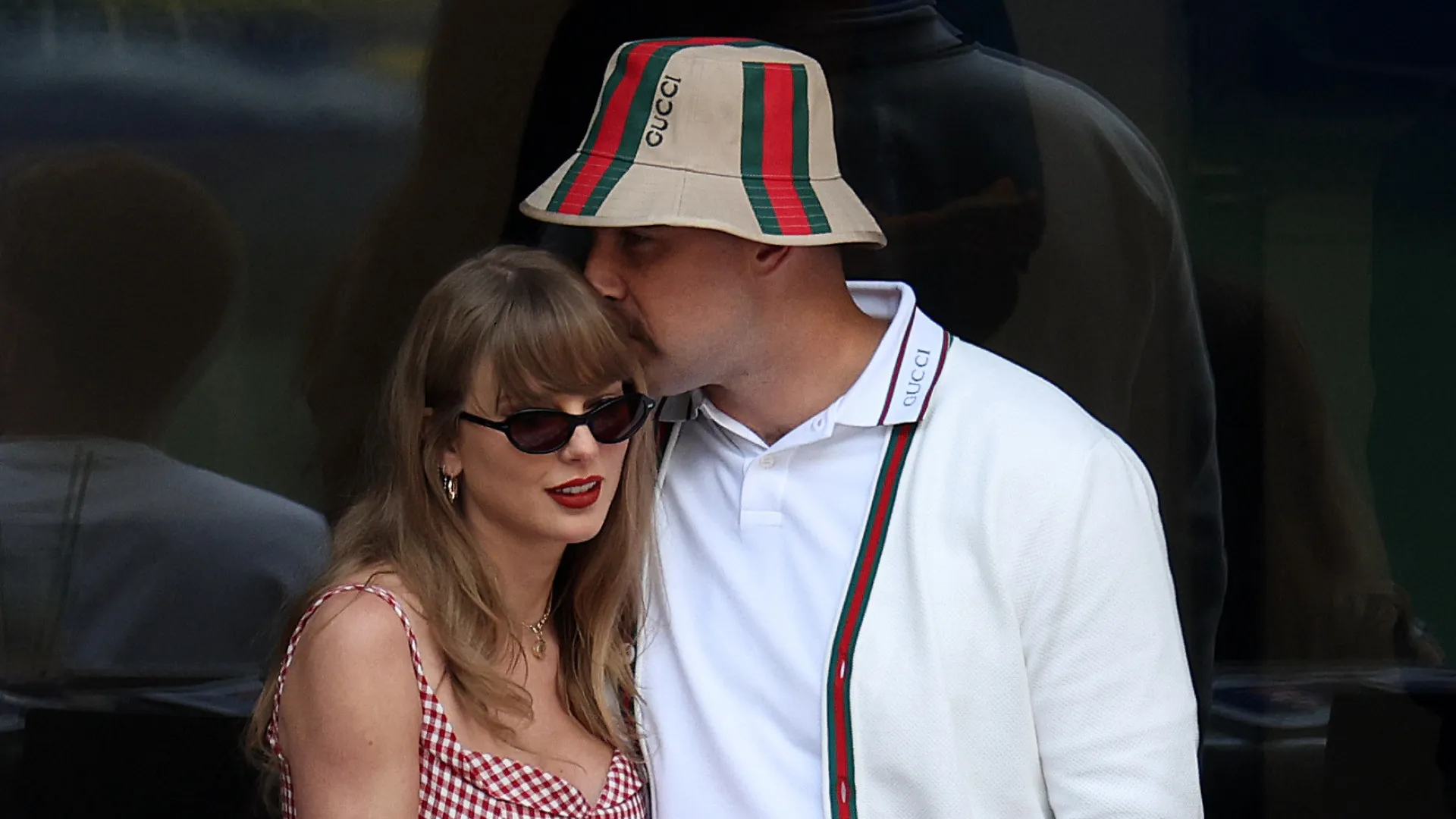 Travis Kelce expõe detalhes de relação com Taylor Swift