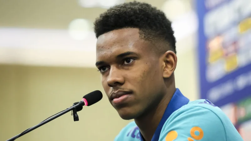 Estêvão faz amigos, brilha em treino e ouve promessa na chegada ao Chelsea