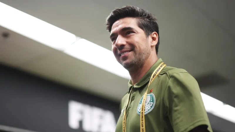Palmeiras foca no Corinthians e visita o Vitória com reservas em Salvador