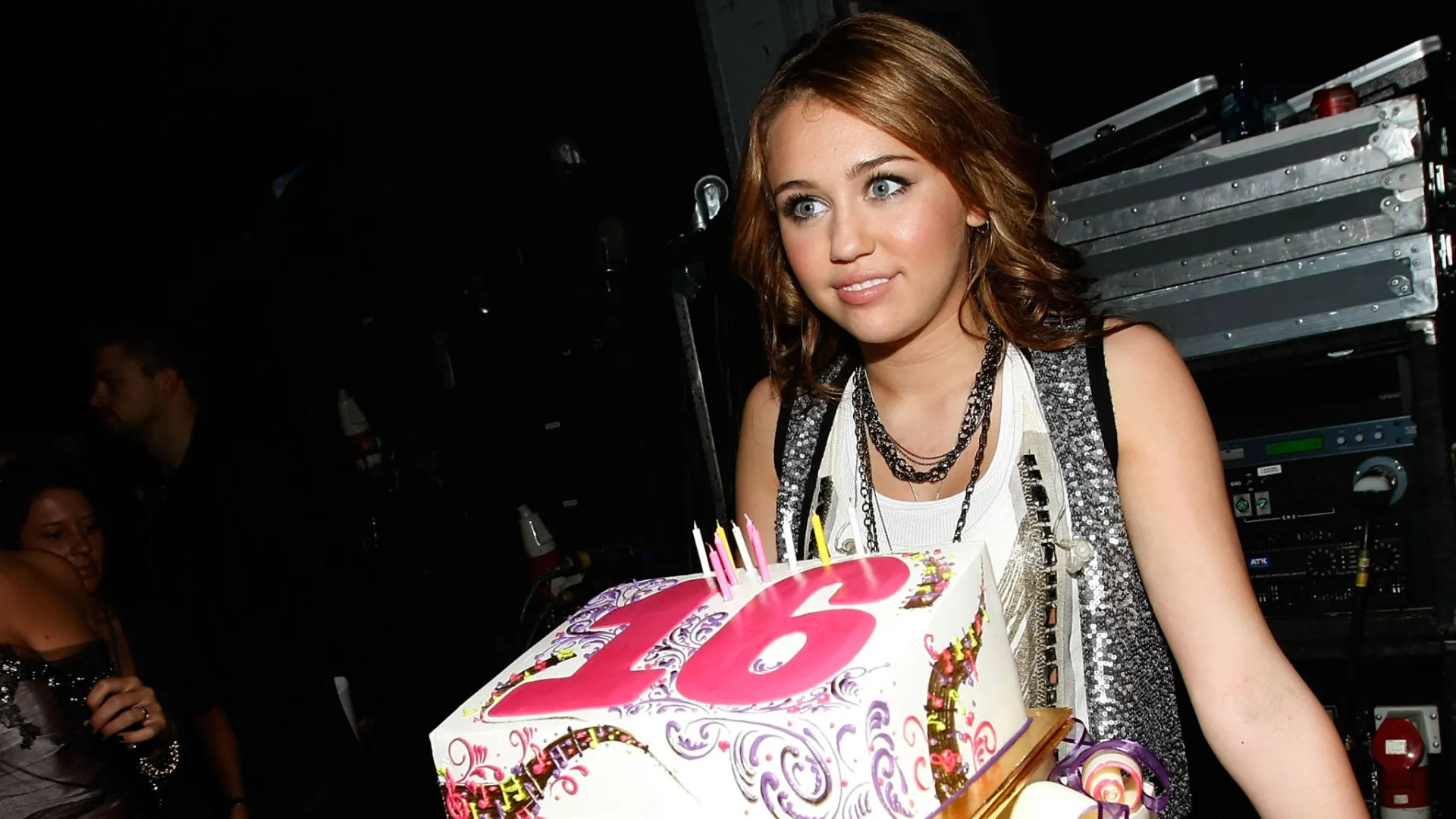 Muito jovens: Celebridades e seus relacionamentos controversos