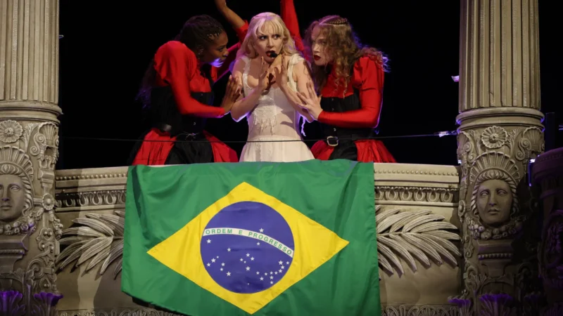 Estrelas que serviram mesas antes de brilhar na fama