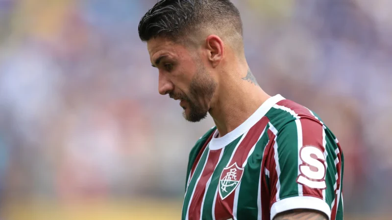 Everaldo engrena após coro, manda ídolo para o banco e vira talismã no Fluminense