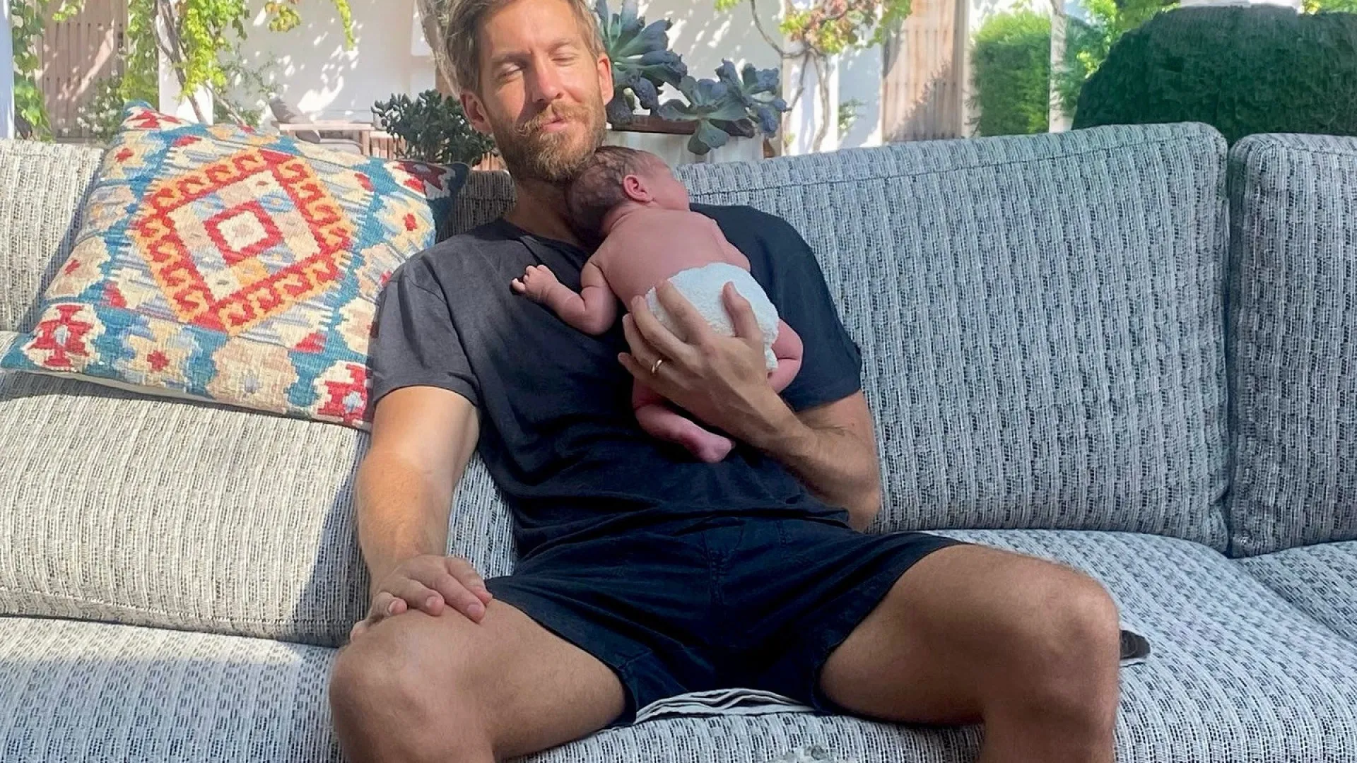 Calvin Harris compartilha foto da placenta da mulher e divide opiniões