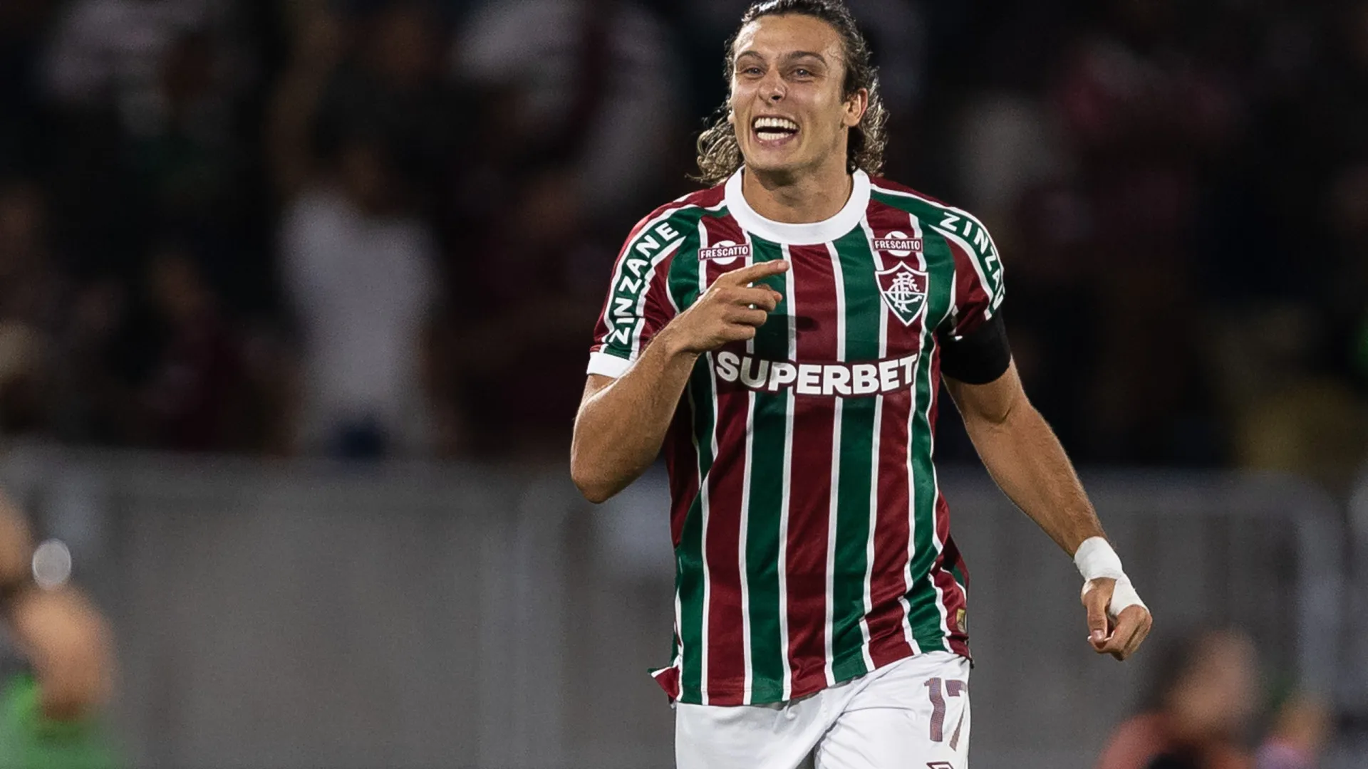 Fábio pega pênalti que não vale, Fluminense empata com Internacional e vai às quartas