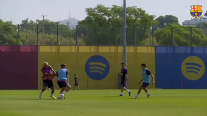 ‘Ronaldinho, é você?’. Finta de Lamine Yamal no Barcelona viraliza