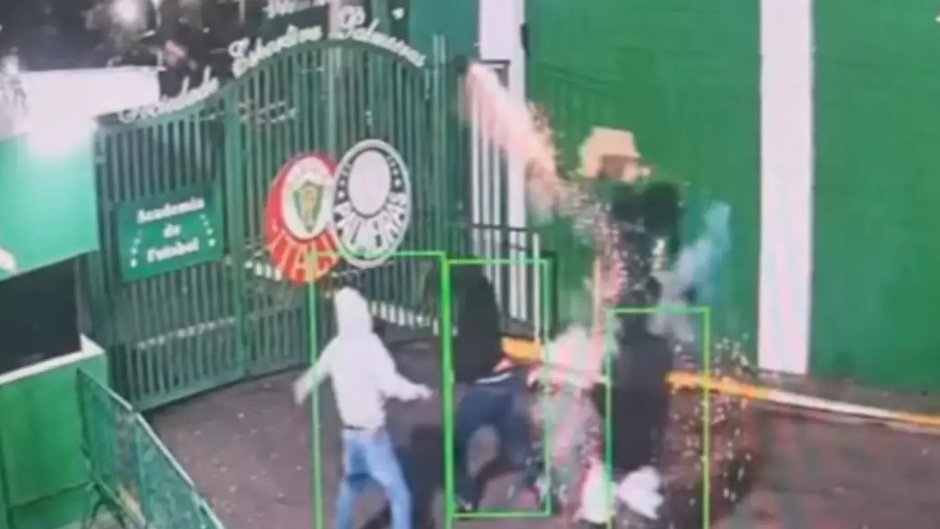 Grupo ataca CT do Palmeiras com bombas e rojões