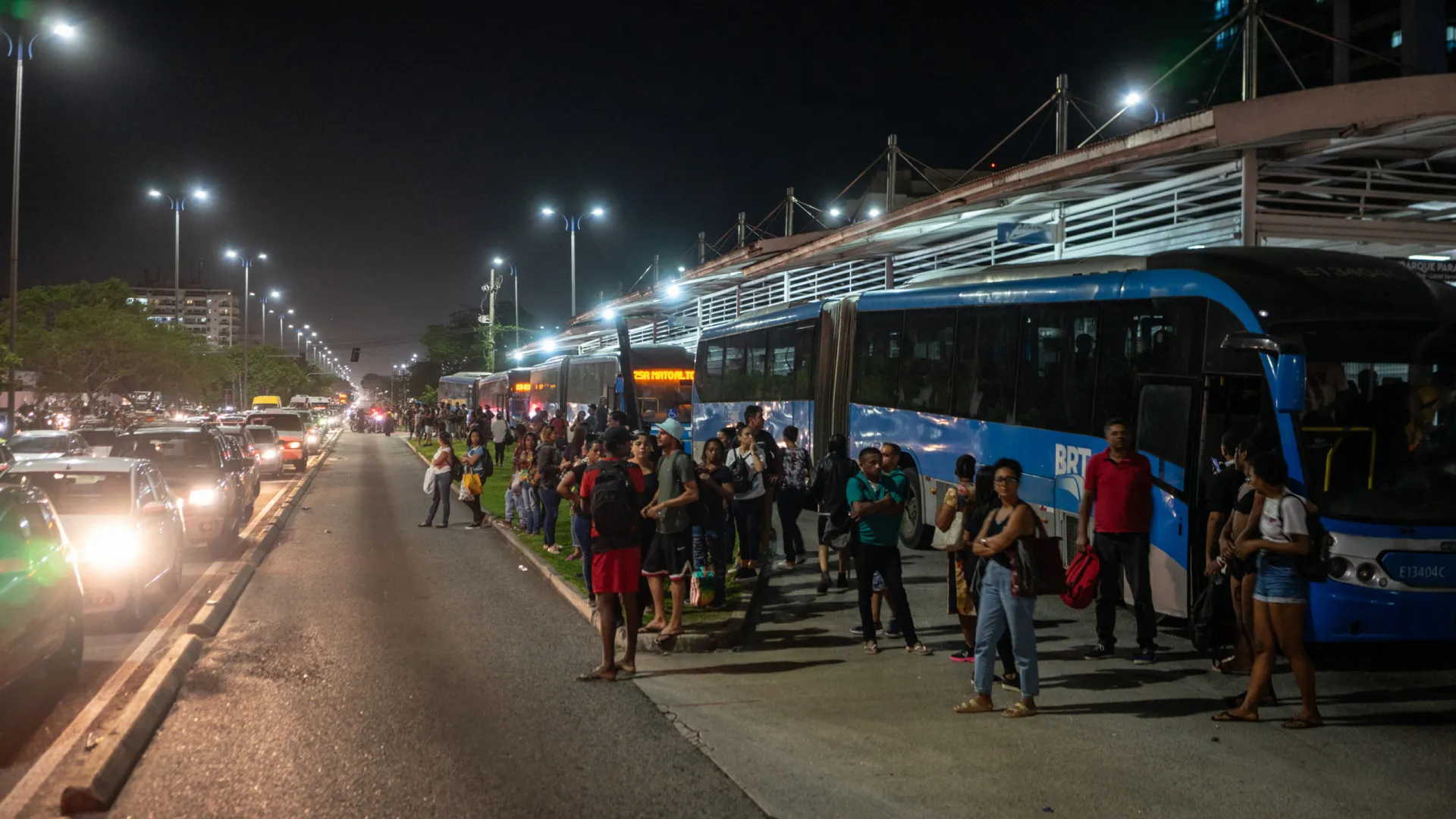 Passageiros do Rio enfrentam superlotação e insegurança no transporte