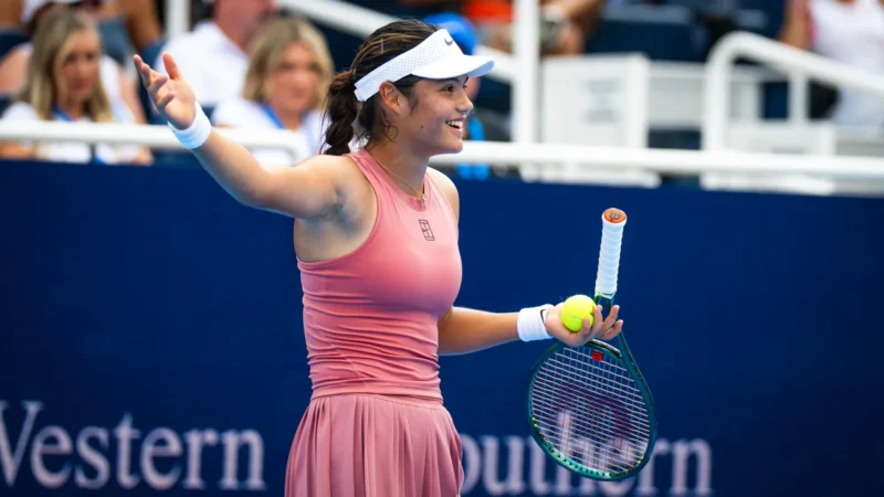 Raducanu se irrita com choro de criança e interrompe saque no WTA