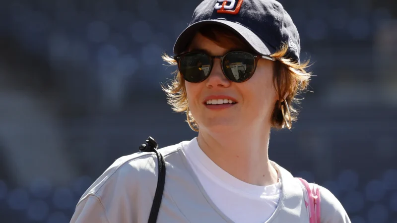 Emma Stone raspa a cabeça para novo filme com Yorgos Lanthimos