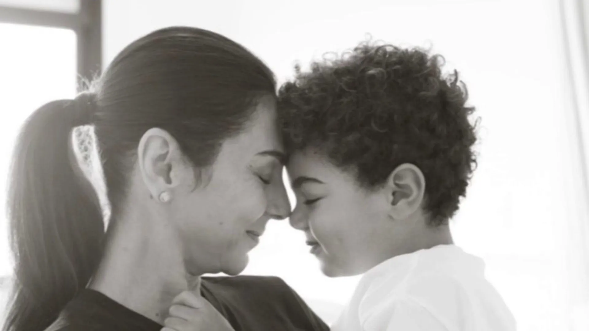 Jornalista da Globo chora ao contar queda de cabelo do filho com câncer