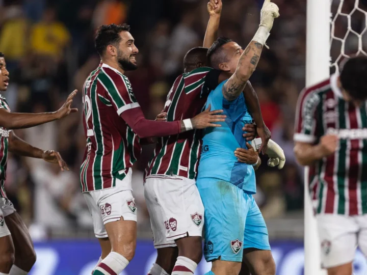 Fluminense vence em dia de recorde de Fábio e afunda Fortaleza no Z4