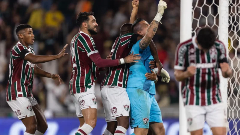 Fluminense vence em dia de recorde de Fábio e afunda Fortaleza no Z4