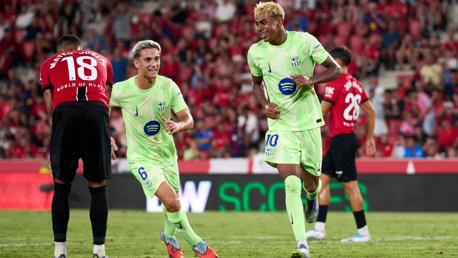 Lamine Yamal marca golaço e Barcelona estreia com vitória na La Liga